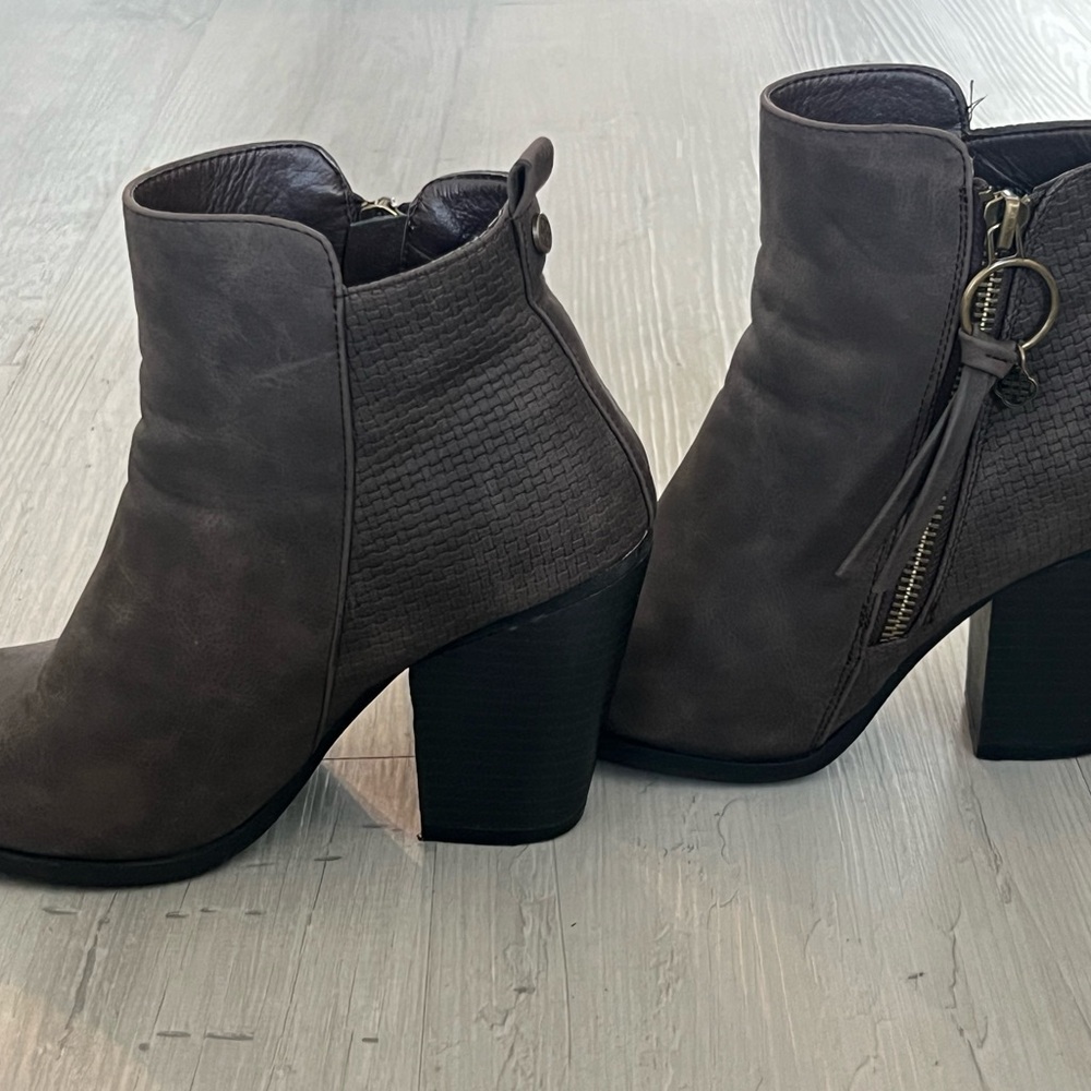 Daisy Fuentes Mocha Ankle Booties